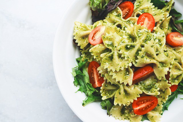 Sałatka z makaronem i pesto | Pełnia Smaków