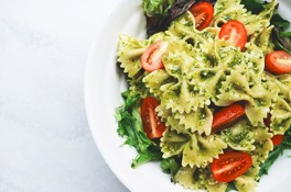 Sałatka z makaronem i pesto | Pełnia Smaków