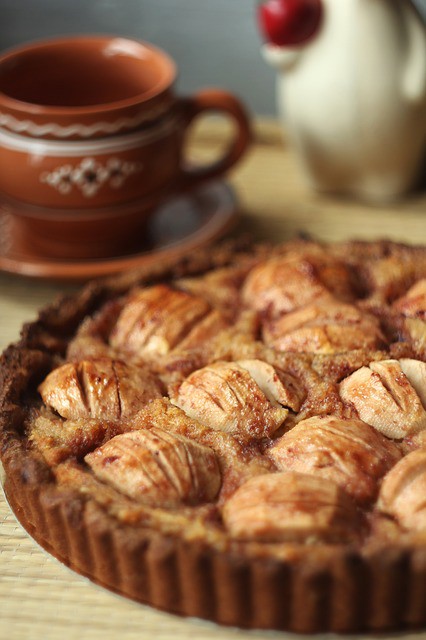 Tarta z połówkami jabłek | Pełnia Smaków