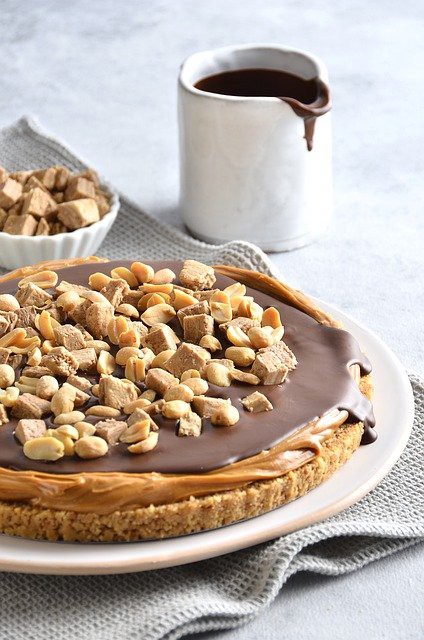 Tarta karmelowa z masłem orzechowym | Pełnia Smaków